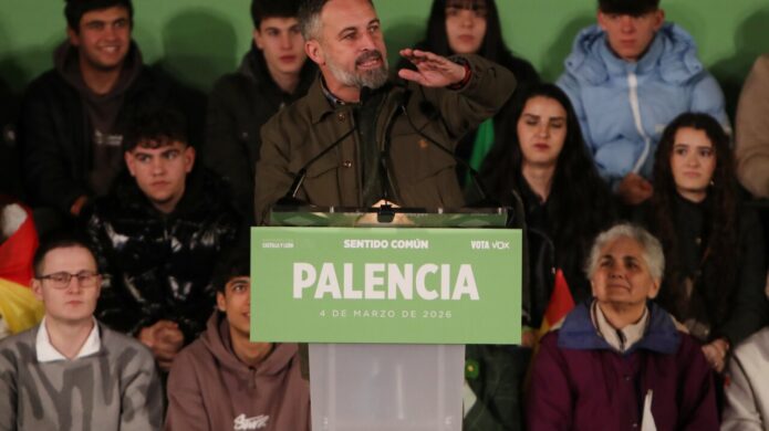Santiago Abascal hablando en un acto electoral en Palencia