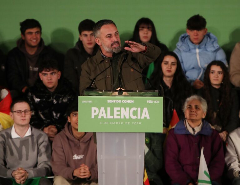 Santiago Abascal hablando en un acto electoral en Palencia