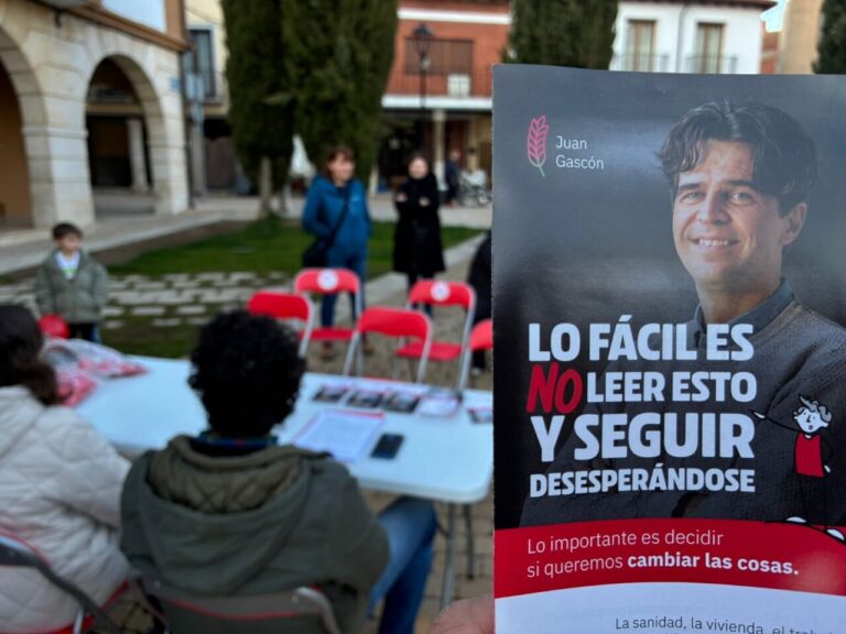 Encuentro de campaña de IU en Dueñas con vecinos y folletos informativos