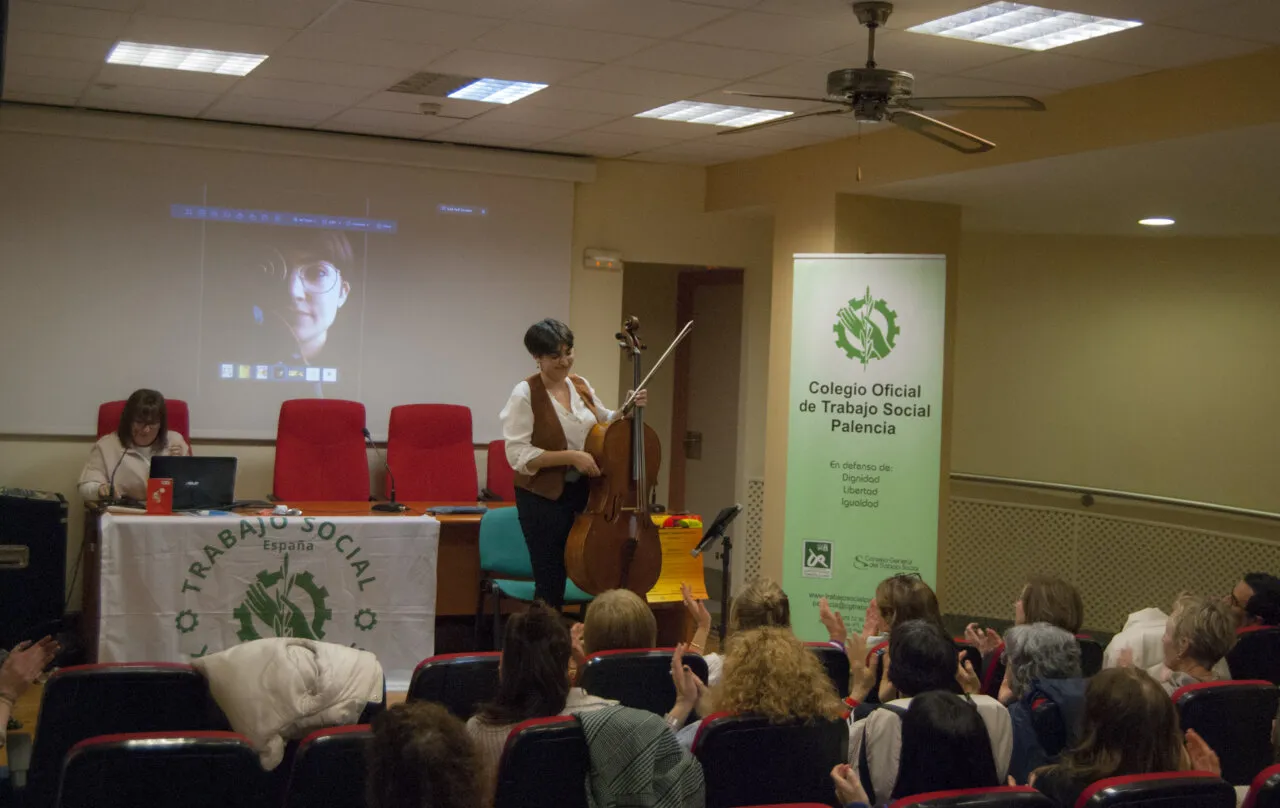 Laura Silva actuando con un instrumento musical en un evento social