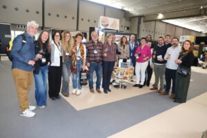 Grupo de personas en la feria internacional del enoturismo en Valladolid