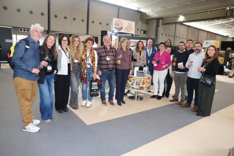 Grupo de personas en la feria internacional del enoturismo en Valladolid