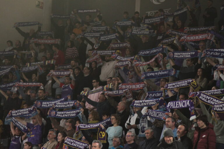 Aficionados del Palencia Baloncesto animando en un partido