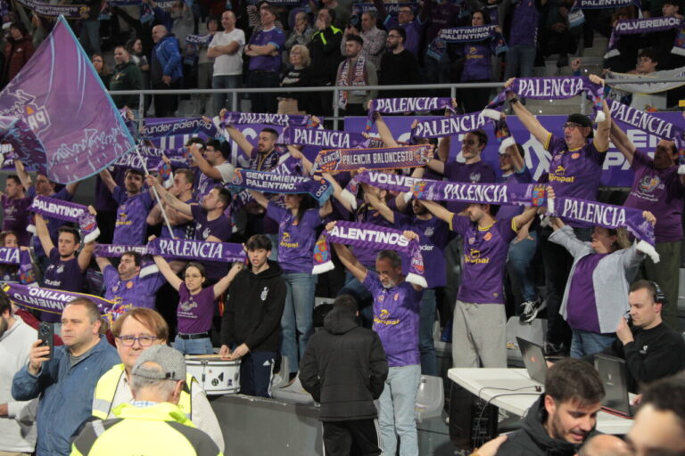Aficionados del Palencia Baloncesto animando en un partido contra Zamora