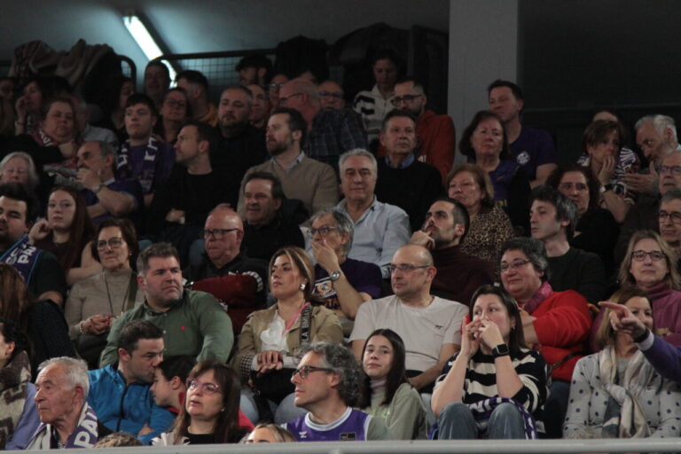 Aficionados del Palencia animando durante un partido de baloncesto