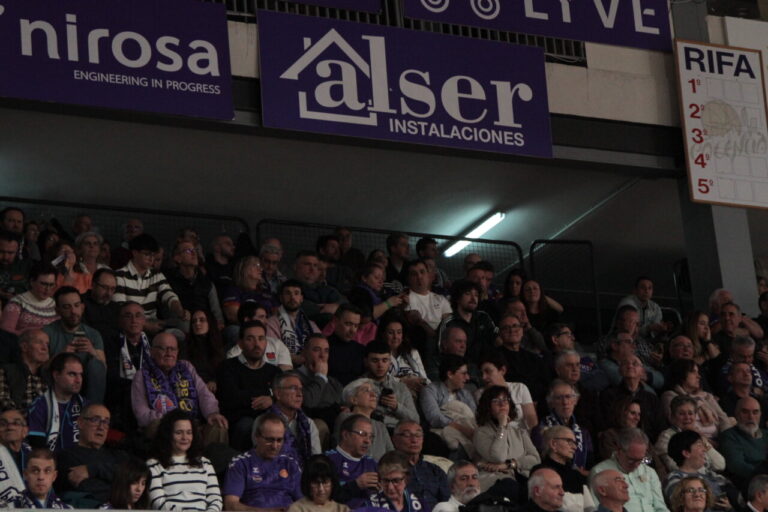 Aficionados en las gradas durante un partido de baloncesto en Palencia.