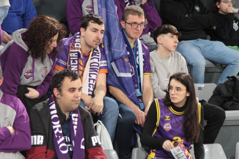 Aficionados del baloncesto en un partido entre Palencia y Zamora