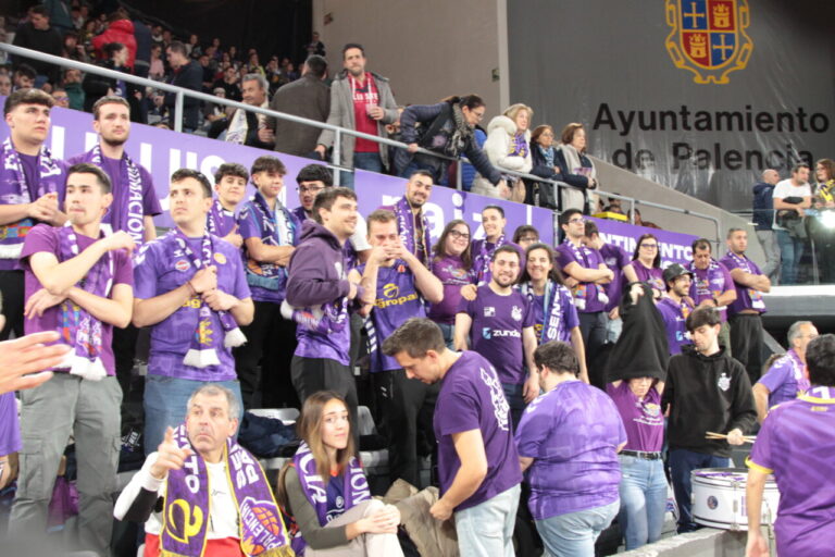 Aficionados del Palencia animando en un partido de baloncesto