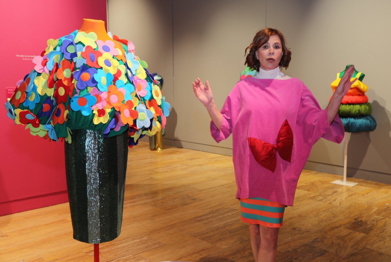 Ágatha Ruiz de la Prada presenta su libro en una exposición colorida