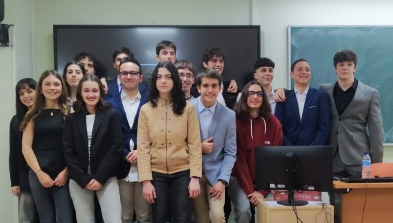 Grupo de alumnos del Bachillerato de Investigación del IES Trinidad Arroyo en su presentación