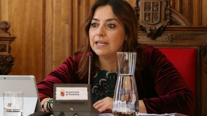 Alcaldesa de Palencia durante un pleno municipal discutiendo sobre la grúa