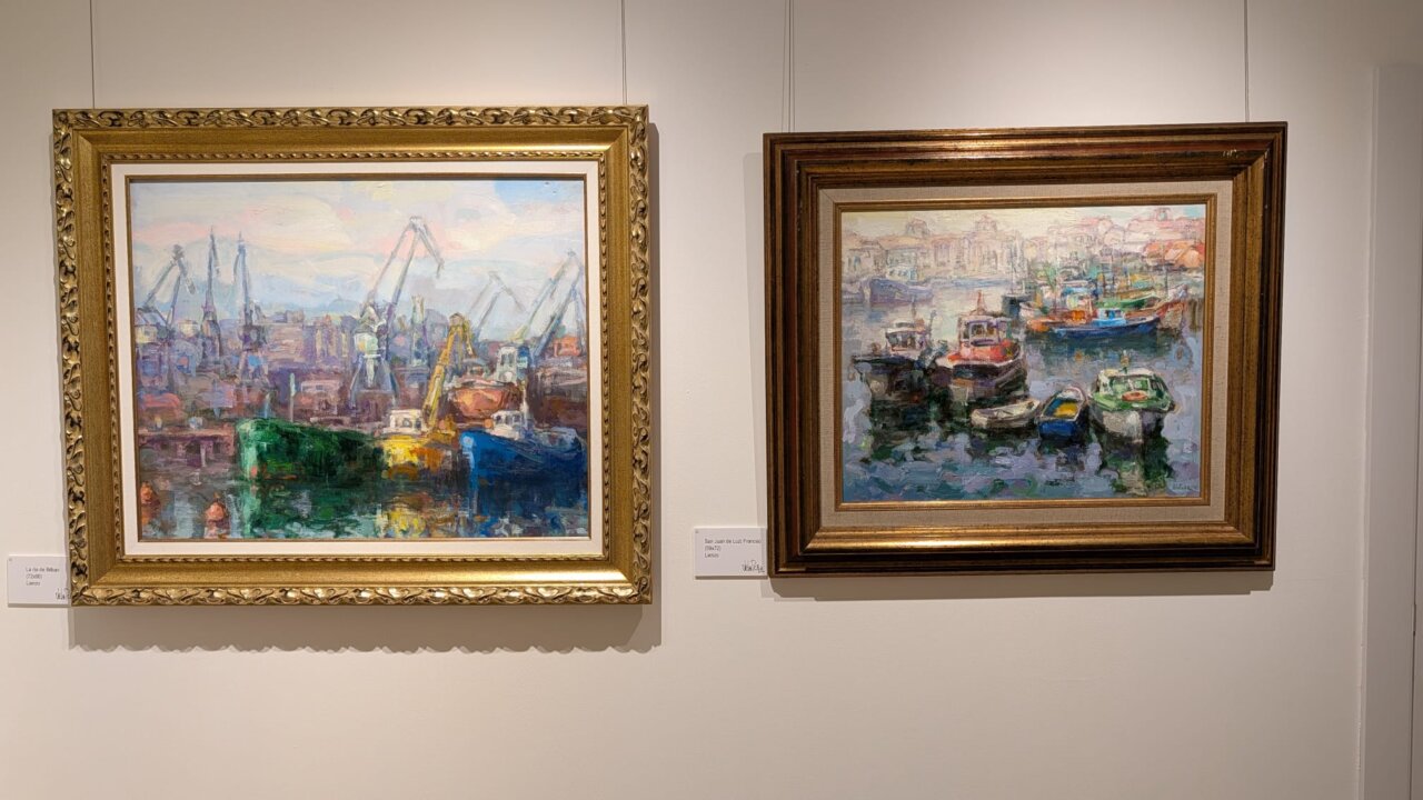 Obras de Antonio de la Peña en exposición, mostrando paisajes marinos