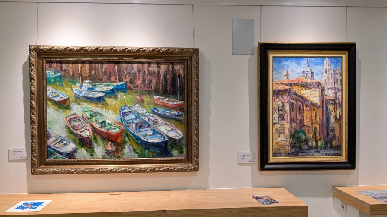 Obra pictórica de Antonio de la Peña en exposición con barcos y paisaje urbano