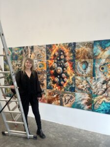 Marina Núñez junto a su obra en la galería RocioSantaCruz