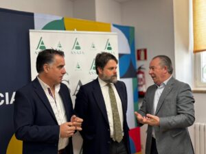 Tres hombres discutiendo en la asamblea de ASAJA en Palencia
