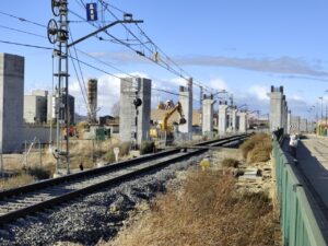 Obras de soterramiento ferroviario en Palencia con maquinaria y estructuras
