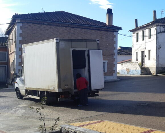 Bibliobús de la Diputación de Palencia en un pueblo rural