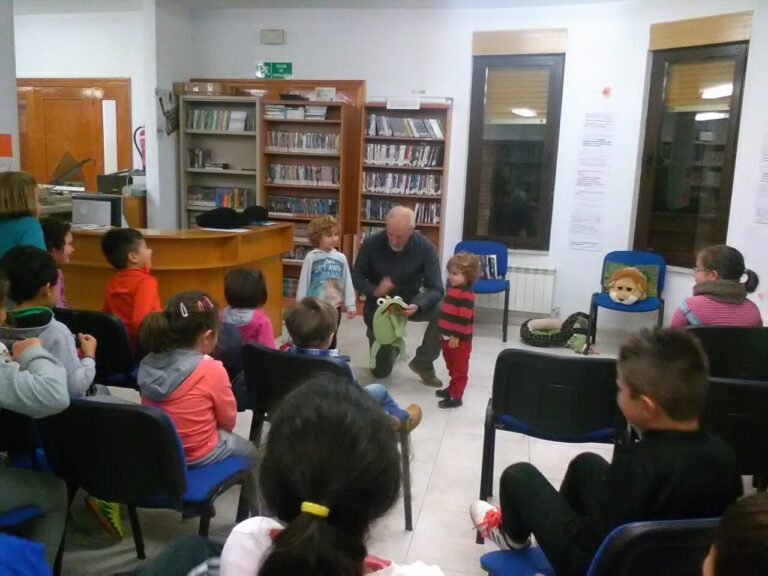 Niños escuchando a un narrador en una biblioteca
