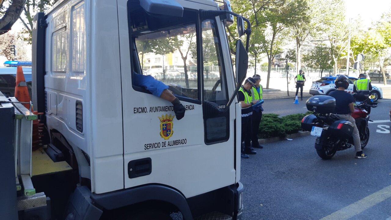 Camión del Ayuntamiento de Palencia con trabajadores y policías en la calle