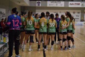 Entrenador Roberto García hablando con el equipo de balonmano femenino de Palencia