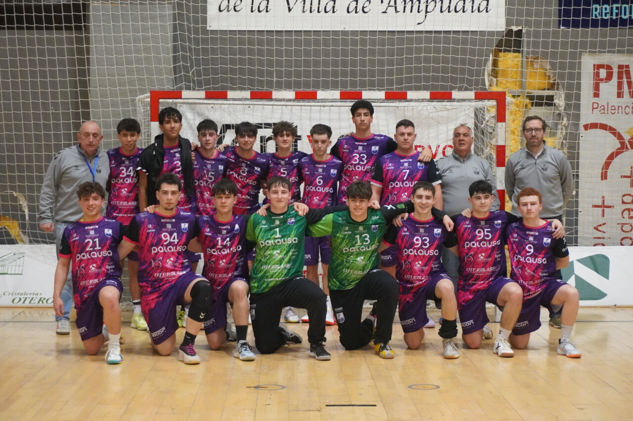 Equipo de balonmano Balopal posando tras una victoria en el último partido de la temporada