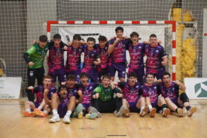 Jugadores del Grupo Palausa Balopal celebrando una victoria en el balonmano