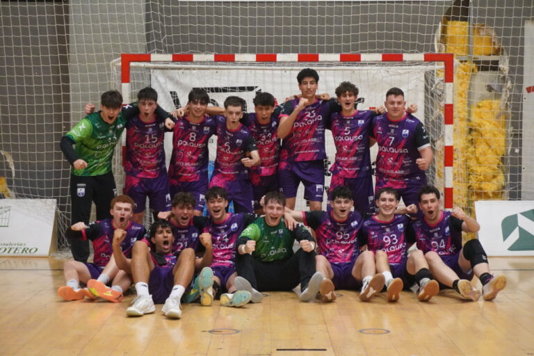 Jugadores del Grupo Palausa Balopal celebrando una victoria en el balonmano