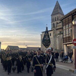 Banda de Cornetas Santísima Trinidad desfilando en Paredes de Nava