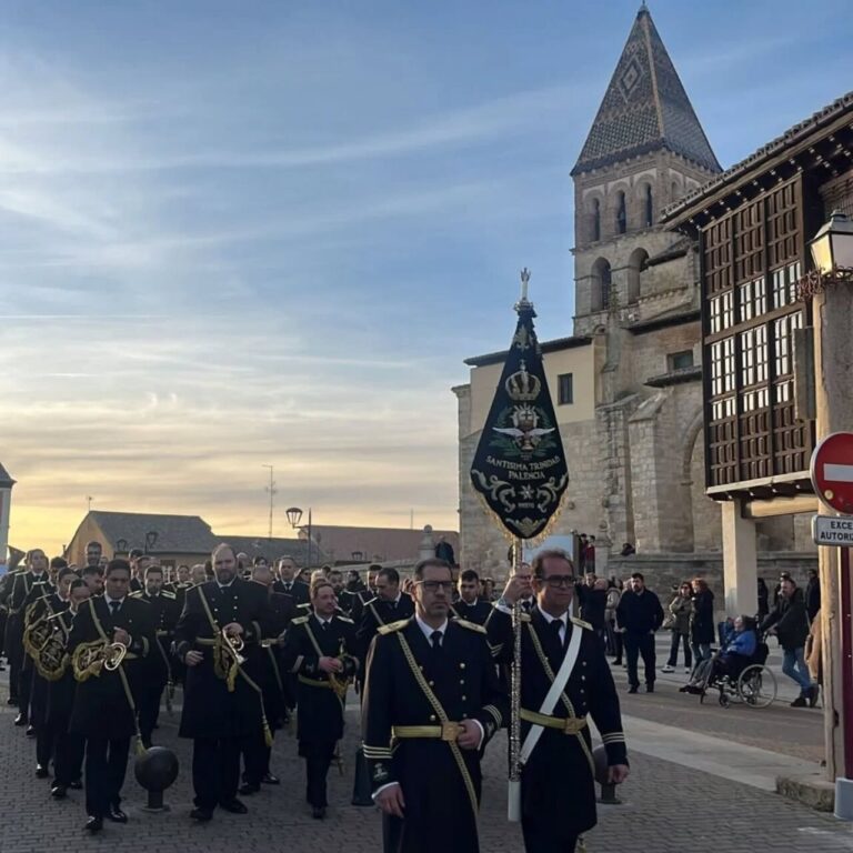 Banda de Cornetas Santísima Trinidad desfilando en Paredes de Nava