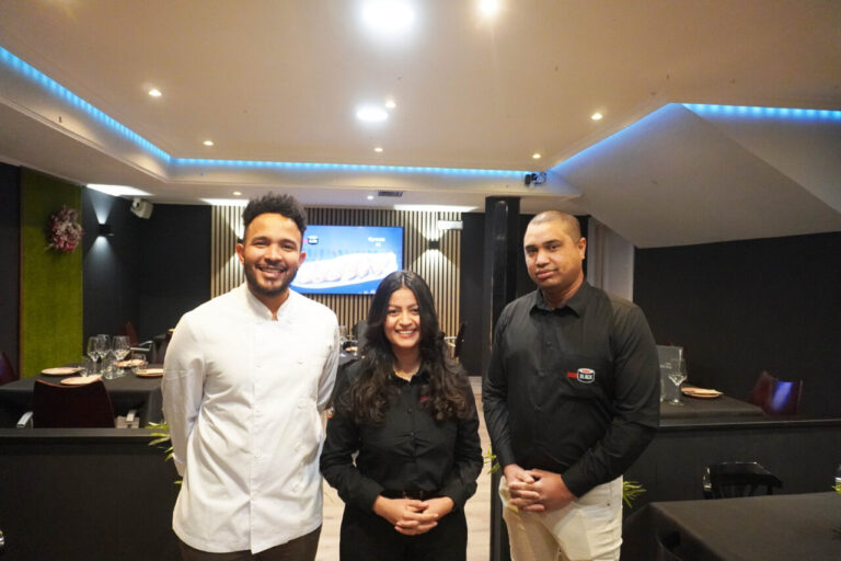 Equipo del restaurante Sushi Black posando en su local