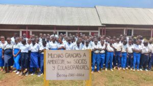 Grupo de estudiantes agradeciendo a Amidecon por las becas educativas