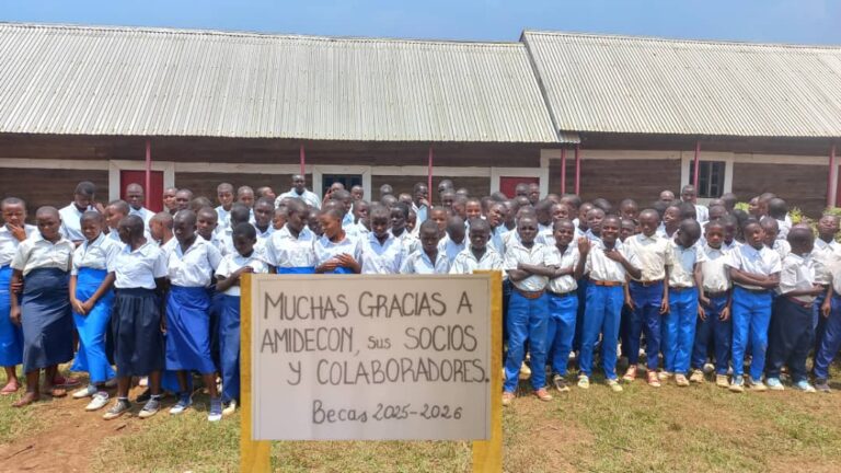 Grupo de estudiantes agradeciendo a Amidecon por las becas educativas