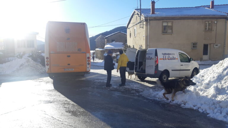 Bibliobús y furgoneta de panadería en un pueblo de Palencia