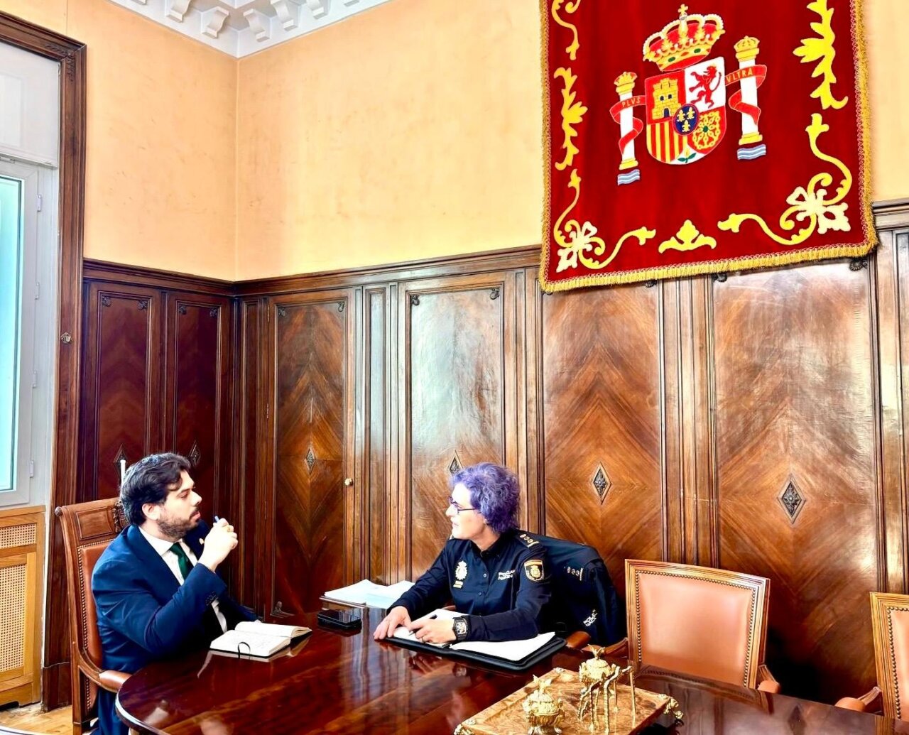 Subdelegado del Gobierno y comisaria jefa en reunión en Palencia