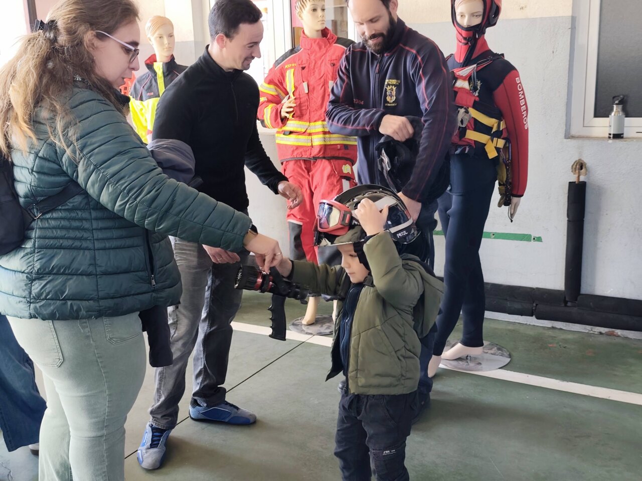 Niño probando un casco de bombero en jornada de puertas abiertas