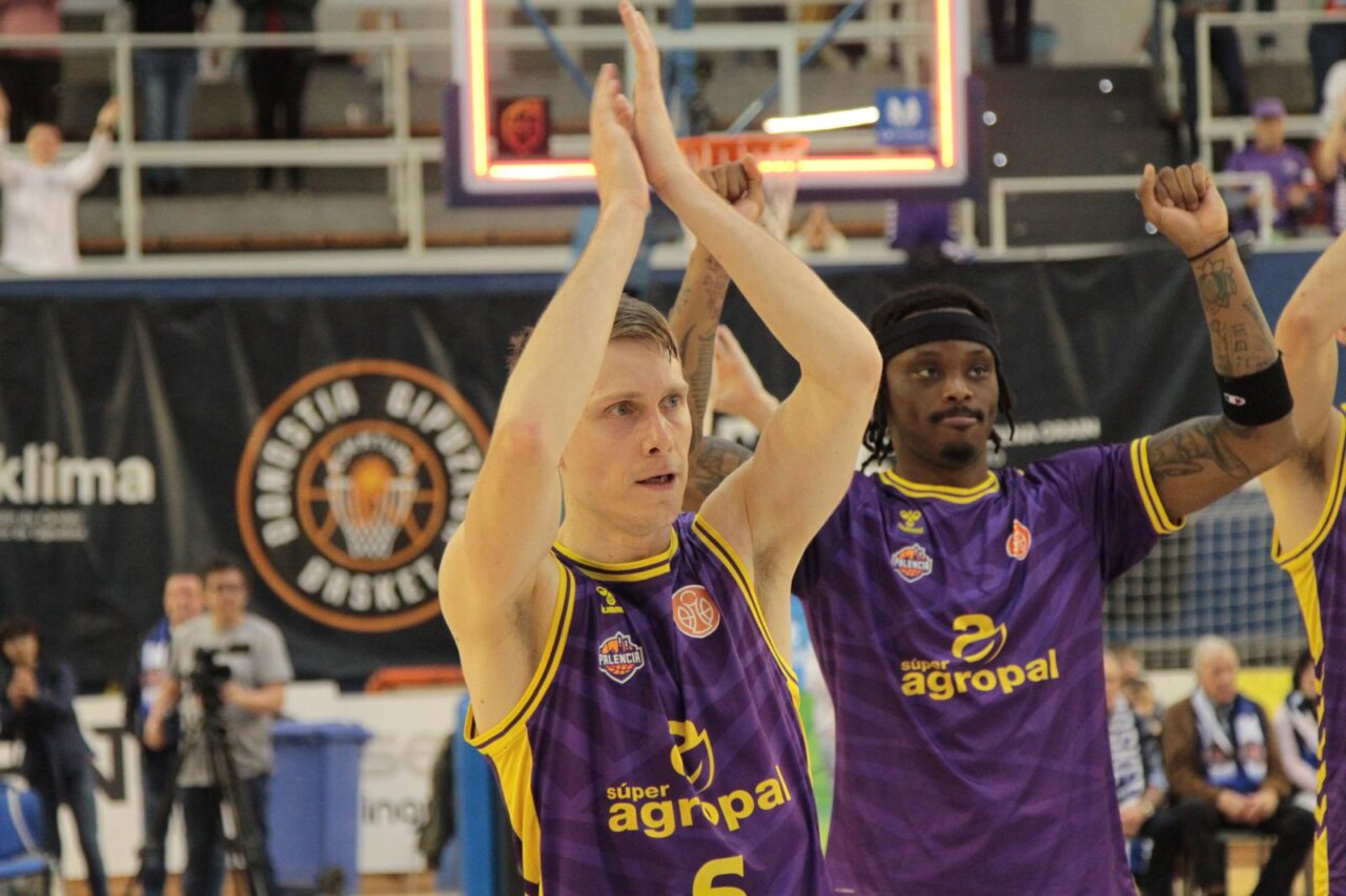 Jugador del Súper Agropal Palencia celebrando una victoria en el Gasca