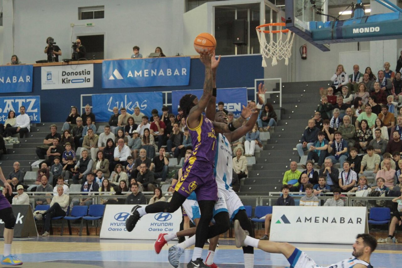 Jugador de baloncesto encestando durante un partido en el Gasca