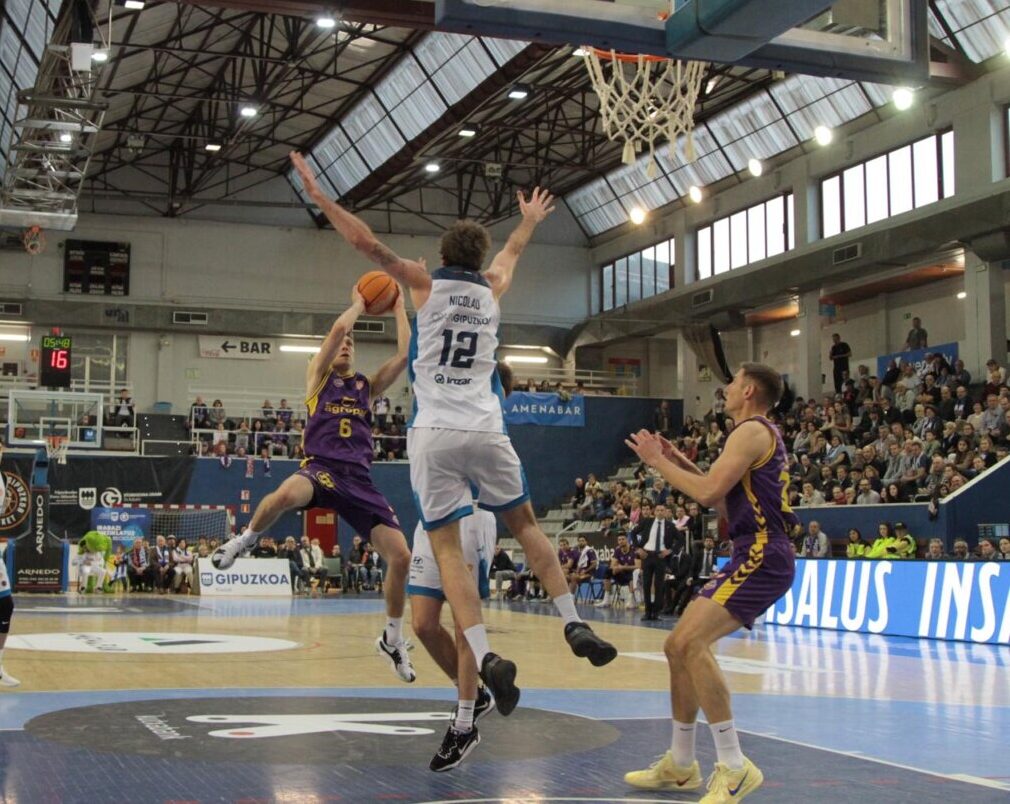Jugador de baloncesto en acción durante un partido en el Gasca
