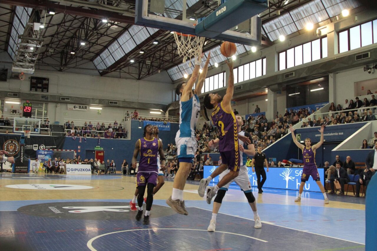 Jugador de baloncesto lanzando a canasta en un partido