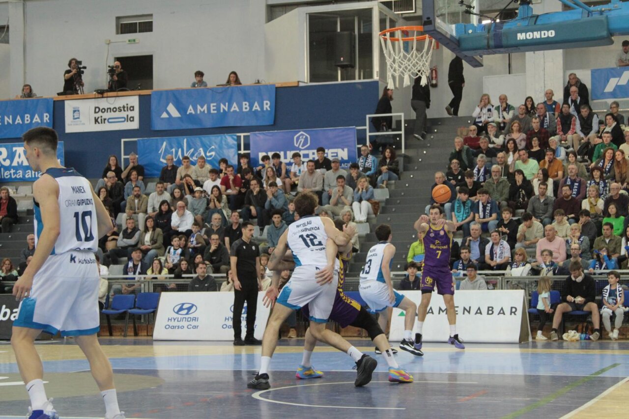 Jugador lanzando el balón durante un partido de baloncesto en Gipuzkoa