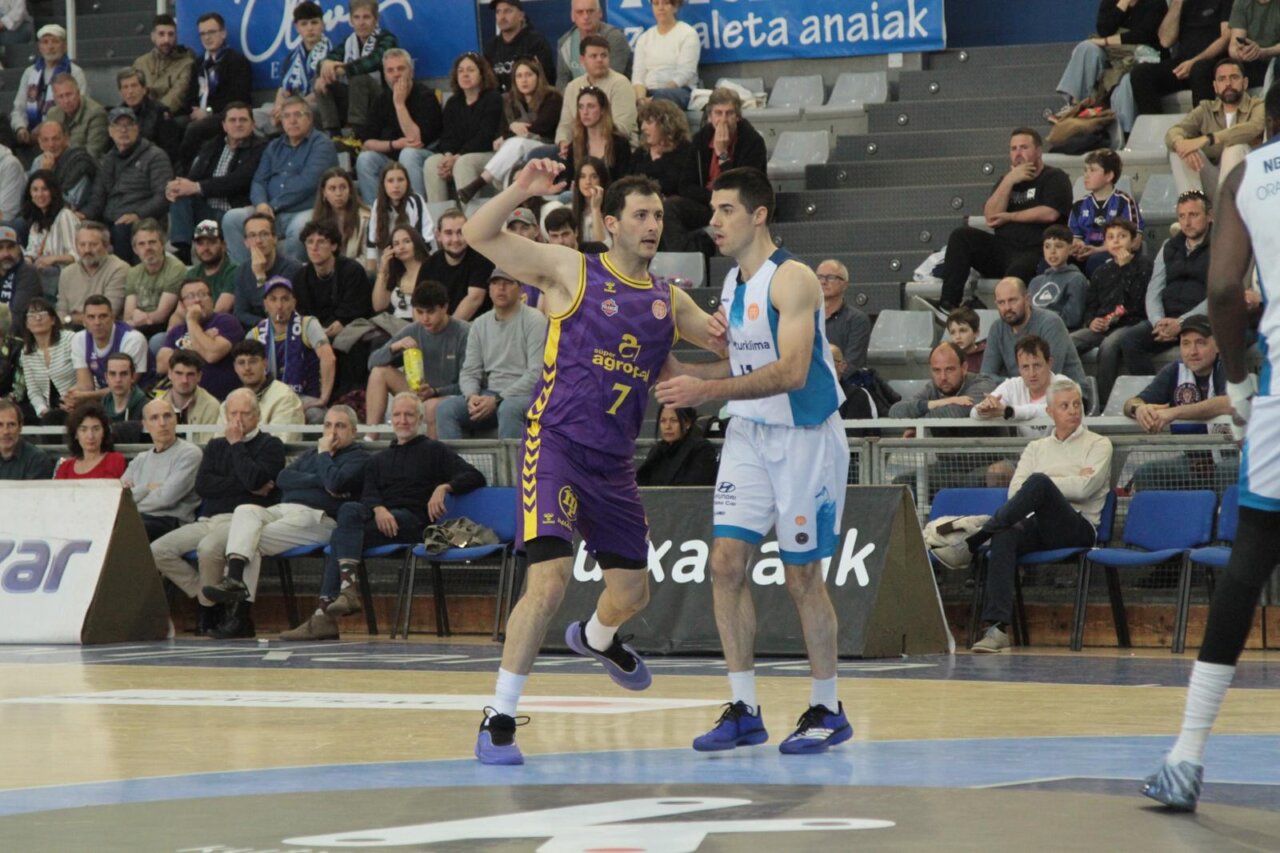 Jugadores de baloncesto en acción durante un partido