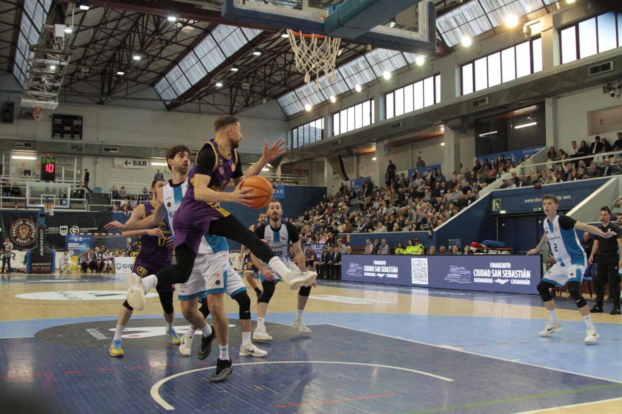 Jugador de baloncesto en acción durante un partido en el Gasca