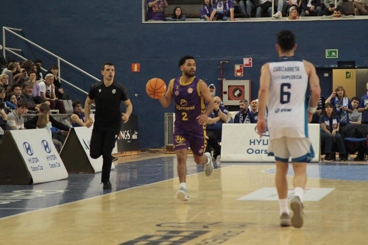 Jugador de baloncesto con balón durante un partido en el Gasca