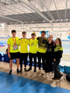 Atletas del Club Puentecillas celebrando en el Campeonato de España Sub18 en Antequera