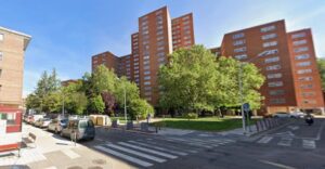 Vista de la calle Don Pelayo en Palencia con edificios y árboles