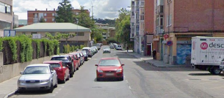 Vista de la calle Miguel de Unamuno con coches estacionados