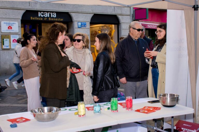 Ciudadanos participan en actividad sobre trabajo social en Palencia