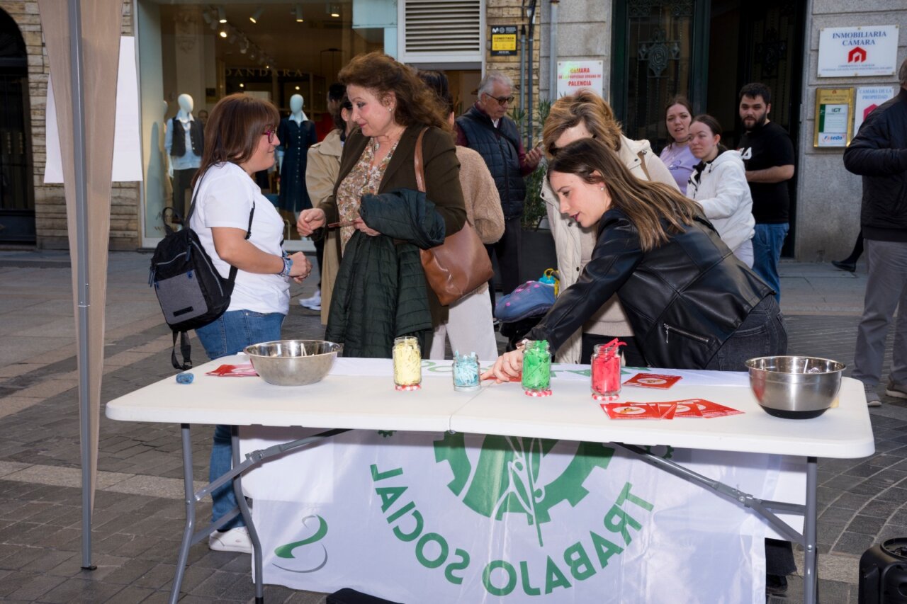Participantes interactuando en la actividad de trabajo social en Palencia