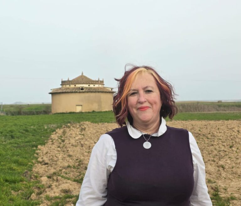 Candidata de España Vaciada en un campo con un edificio al fondo