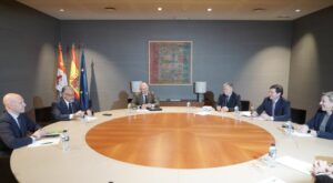 Reunión entre representantes de PP y Vox en Castilla y León